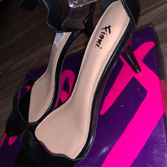 7 1/2 Fioni Black Heels - Picture 2 of 3